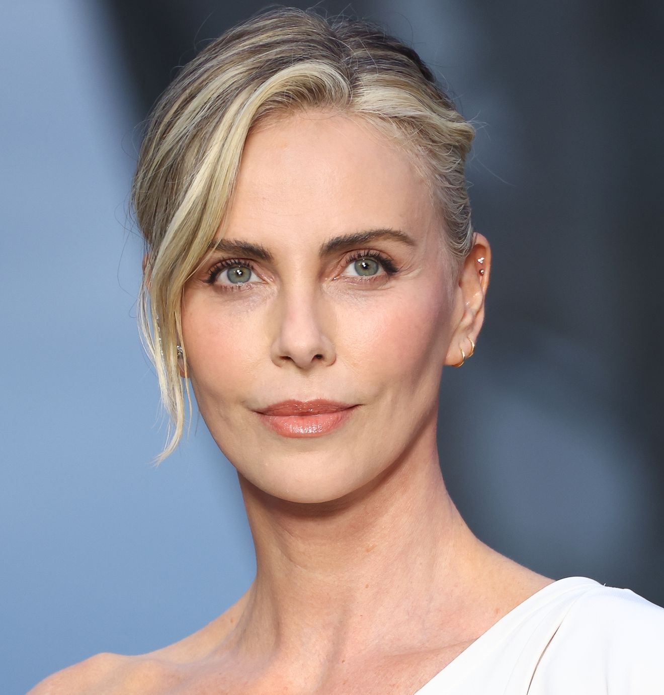 Charlize Theron: Το beauty hack που υπόσχεται περισσότερα από κάθε κρέμα και αλλάζει τη ρουτίνα περιποίησης