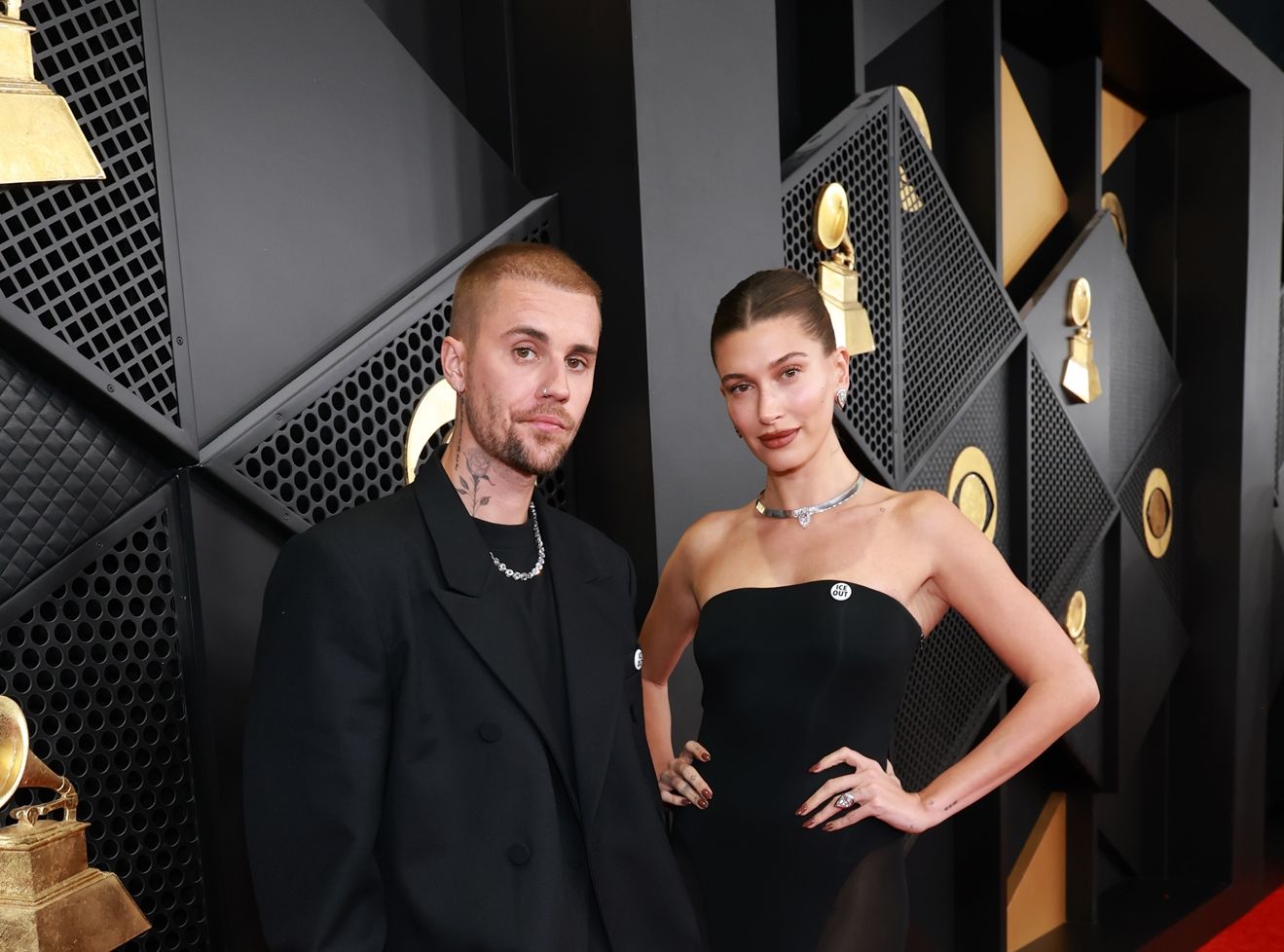 Η Hailey Bieber δείχνει πως το glossy pink μαγιό θα κάνει το μαύρισμά σου να δείχνει ακόμη πιο λαμπερό