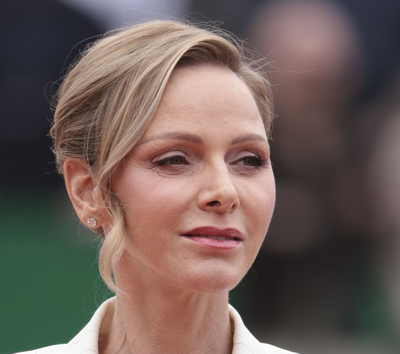 Η πριγκίπισσα Charlene με νέο hair style απέδειξε ότι το soft wavy bob είναι ό,τι πιο κολακευτικό μετά τα 40