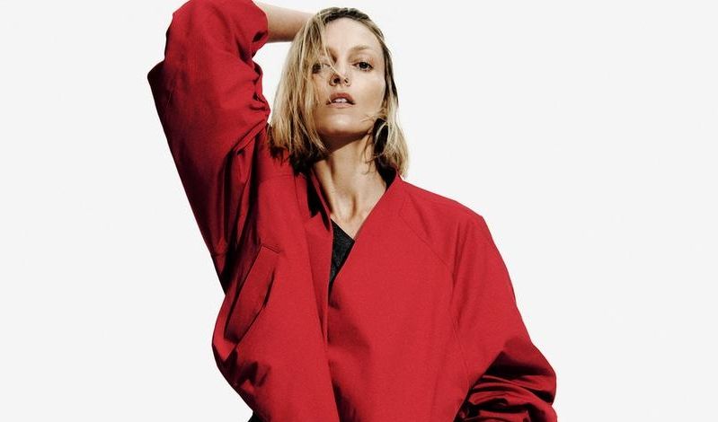 Έφτασε προχθες το βράδυ στη Zara και αυτό το κόκκινο bomber jacket έχει γίνει ήδη το hit της σεζόν