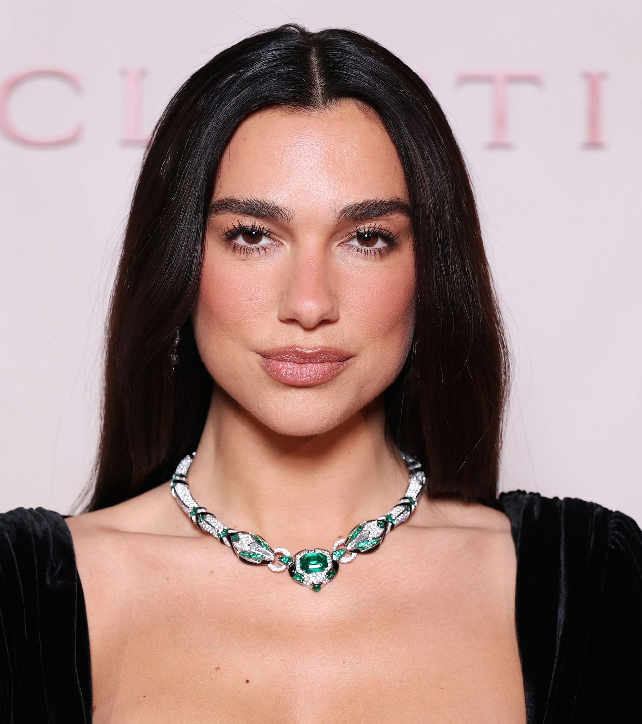Βαρέθηκες τα μονόχρωμα μαγιό; Η Dua Lipa μόλις φόρεσε το πιο ρομαντικό μπικίνι του καλοκαιριού