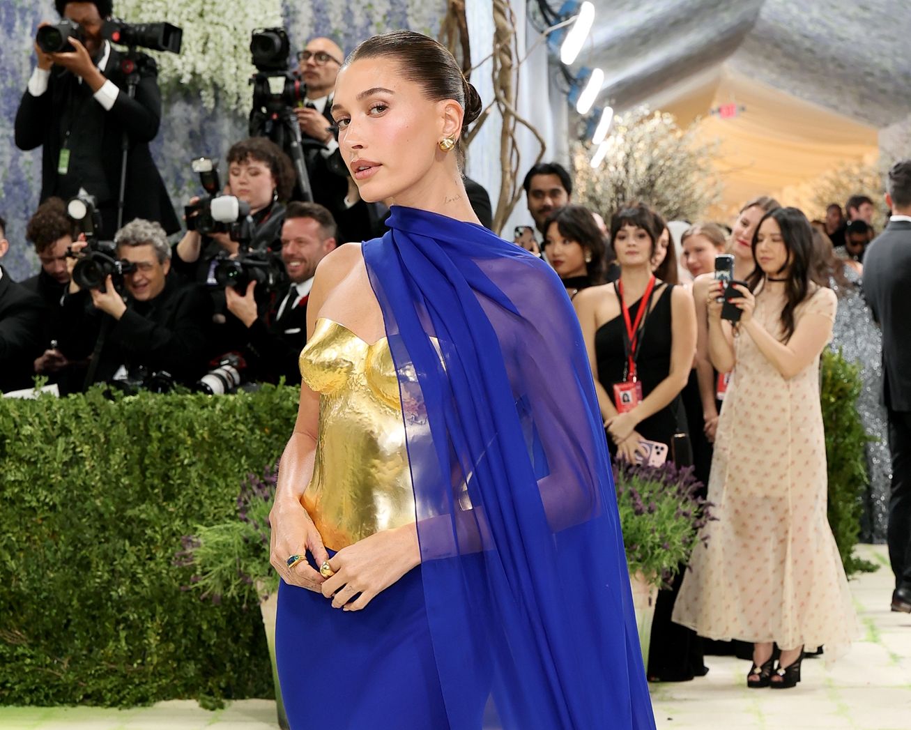 Ανανέωσε τη ντουλάπα σου με κάτω από 300 ευρώ: Η Hailey Bieber μόλις έδειξε πώς θα ντυθούμε αυτό το καλοκαίρι