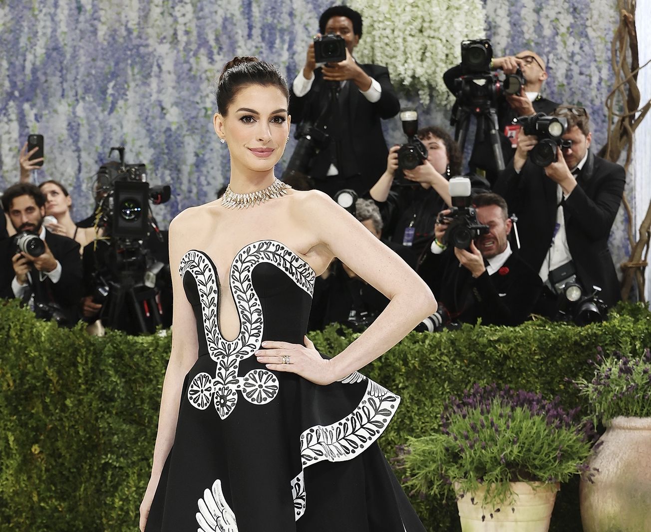 Έχει κάνει τελικά lifting η Anne Hathaway; Η ηθοποιός σπάει τη σιωπή της για πρώτη φορά και βάζει τέλος στις φήμες
