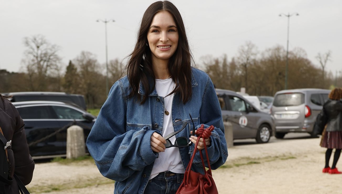 Pop of red: Έτσι θα "απογειώσεις" τα denim σύνολα του καλοκαιριού