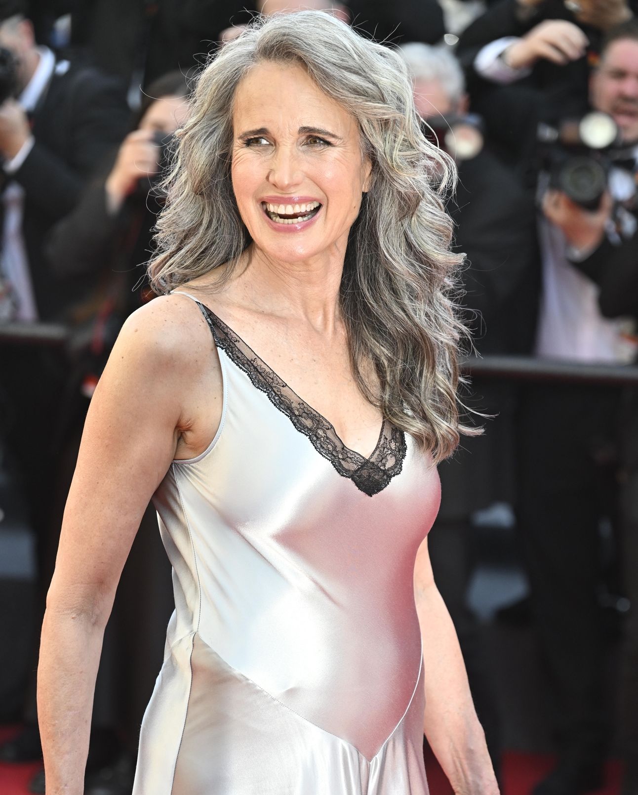 Andie MacDowell: Με ασημένια loafers στις Κάννες κάνει την πιο ανατρεπτική επιλογή για το καλοκαίρι