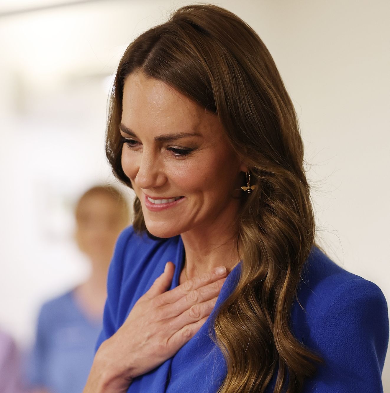 Η Kate Middleton σου δείχνει το χτένισμα που χρειάζεσαι όταν τα μαλλιά δείχνουν άτονα – Φωτίζει το πρόσωπο και χαρίζει άμεσο lifting