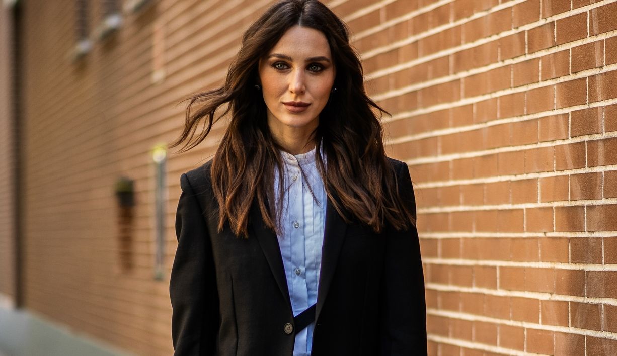 Το ιδιαίτερο μαύρο blazer από ZARA με ανοιχτή πλάτη που θα συγκεντρώσει τα βλέμματα πάνω σου