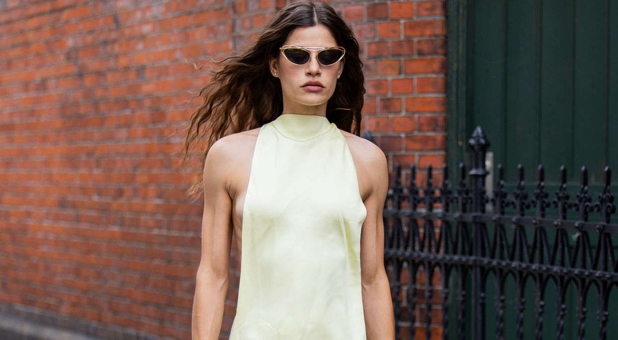 Ερωτεύτηκα! Το δαντελένιο σατέν φόρεμα από ZARA που θα συγκεντρώσει τα βλέμματα πάνω σου