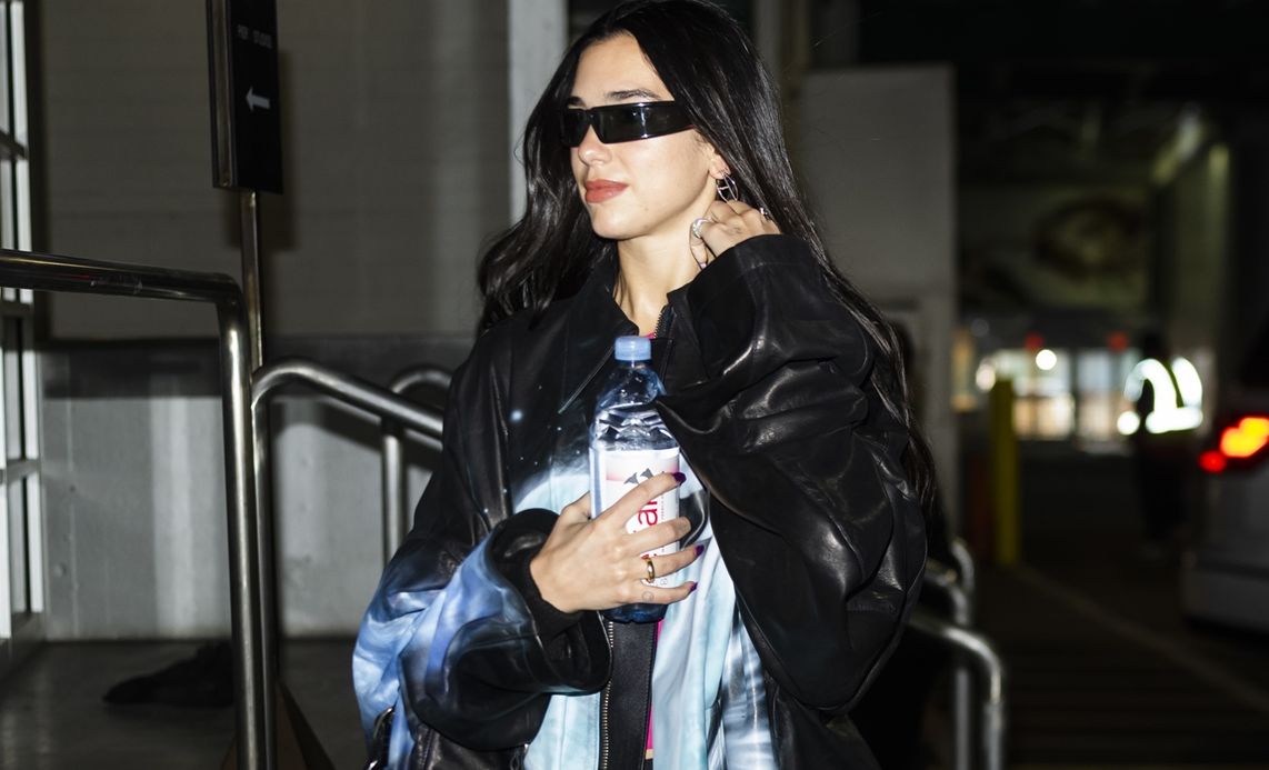 Η Dua Lipa υιοθετεί το τέλειο airport look: 4 fashionable κομμάτια για να ταξιδέψεις με στυλ