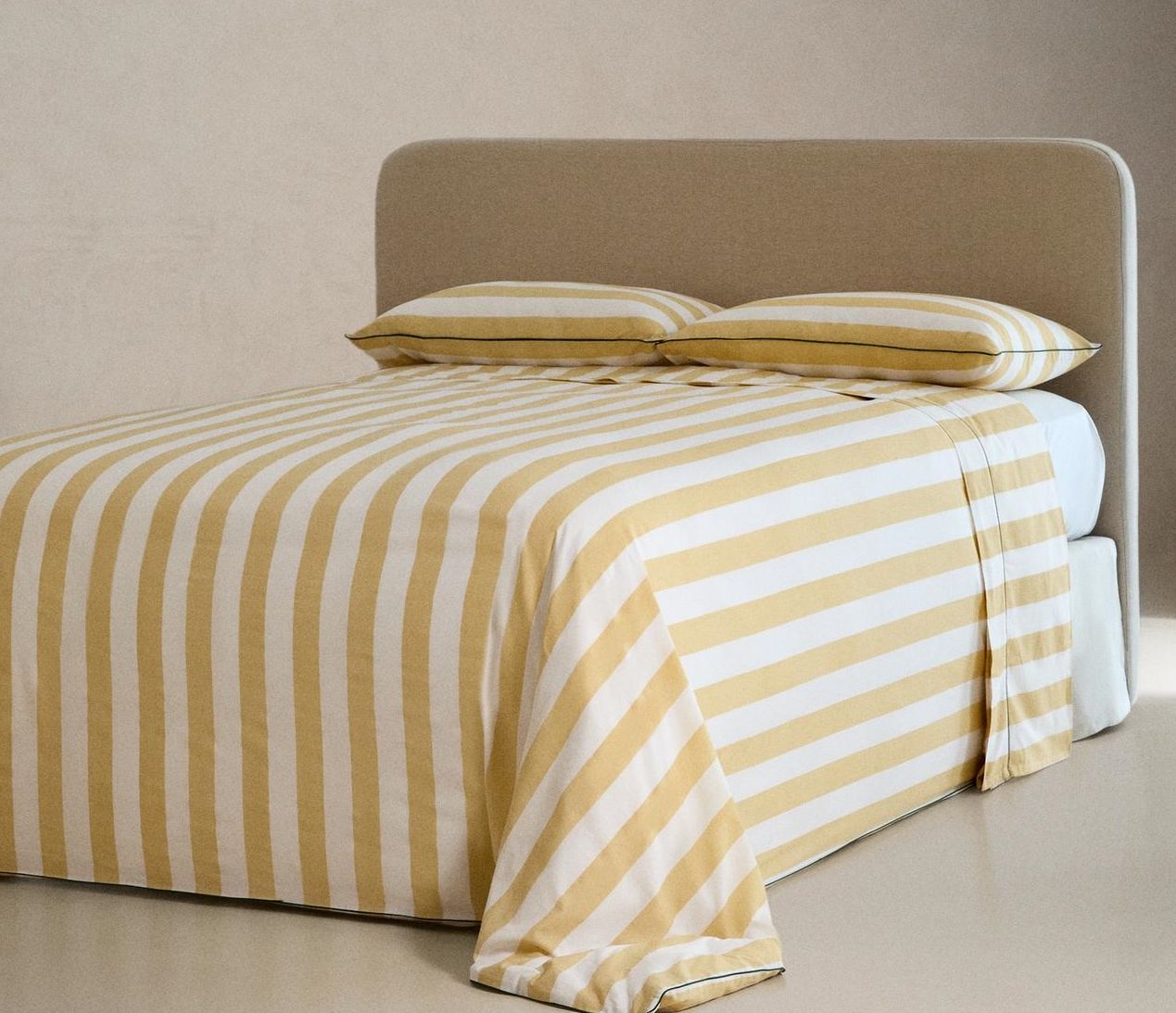 Αυτή η ριγέ παπλωματοθήκη από Zara Home μετατρέπει το κρεβάτι σου στο πιο stylish σημείο του σπιτιού