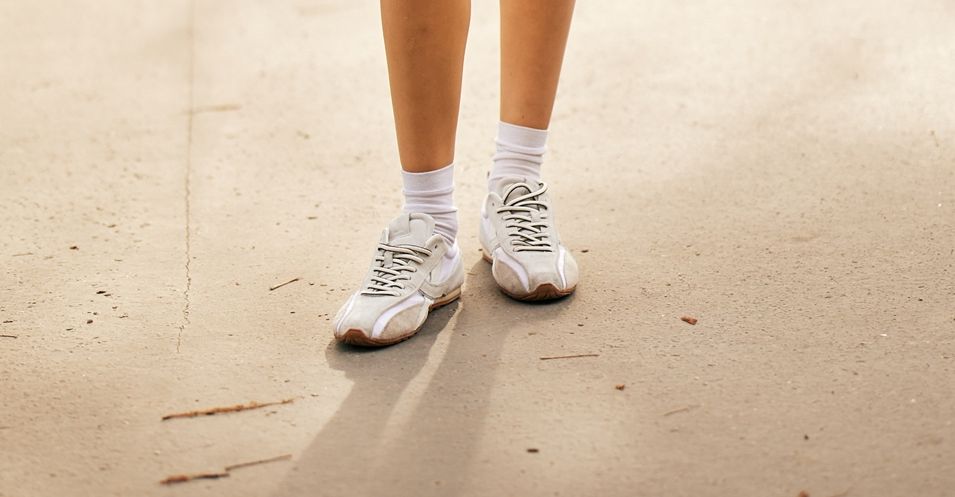 Βρήκαμε τα πιο κομψά και άνετα sneakers του φθινοπώρου που είναι ιδανικά για τη μεταβατική περίοδο