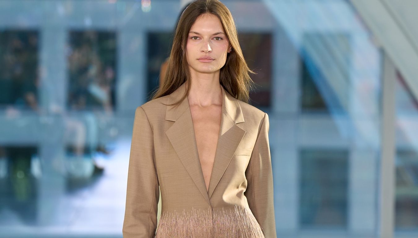 Ξεχάστε το blazer: αυτό το jacket εμπνευσμένο από τη western αισθητική είναι έτοιμο να κλέψει την παράσταση