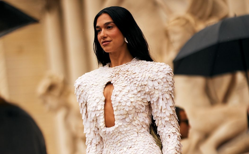 H Dua Lipa φόρεσε το πουκάμισο που θα πέθαινες να έχεις στην γκαρνταρόμπα της άνοιξης