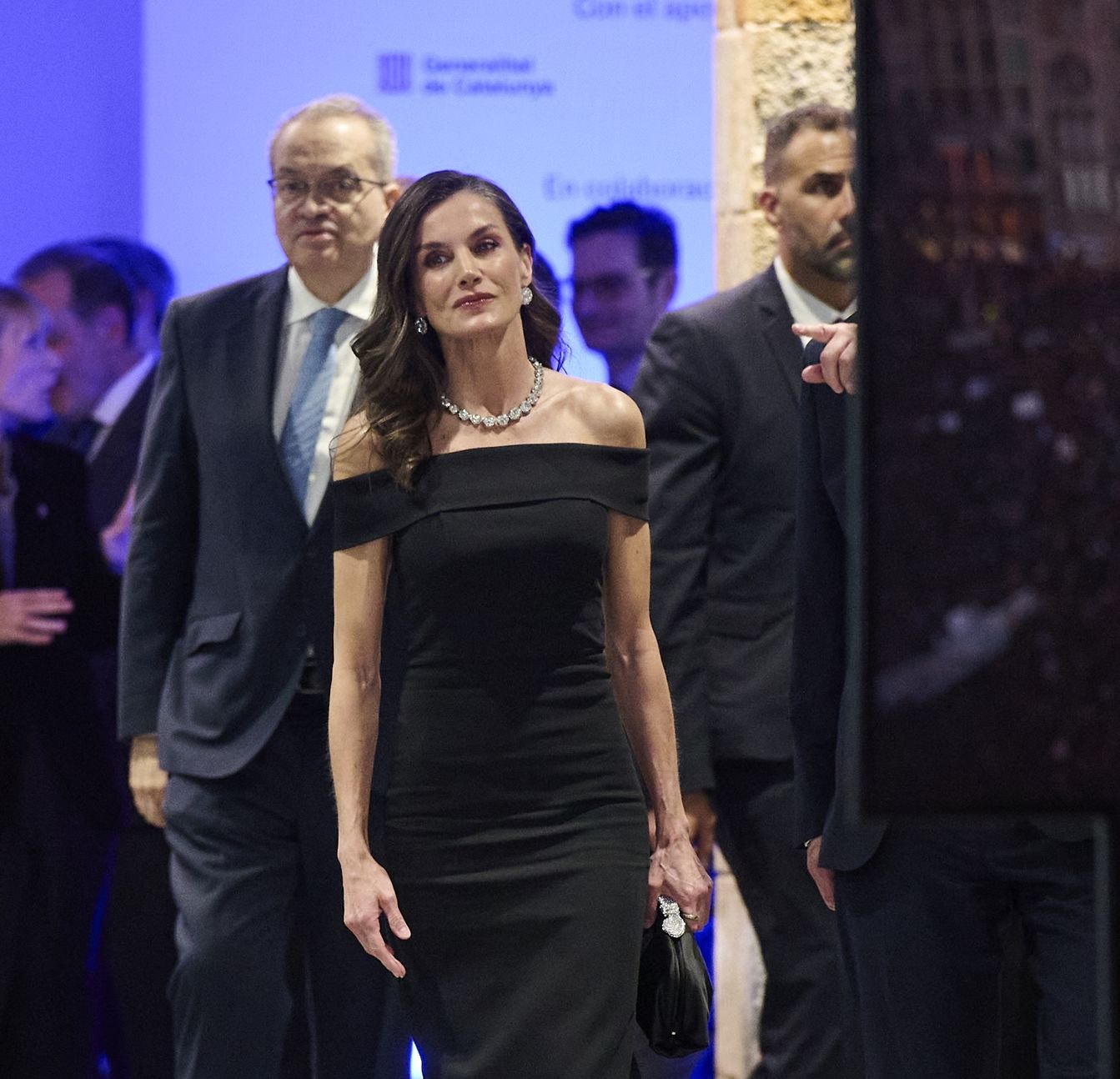 Η βασίλισσα Letizia φόρεσε ξανά το ροζ φόρεμα που έγινε τάση και μας θυμίζει γιατί το Barbiecore επιστρέφει κάθε άνοιξη