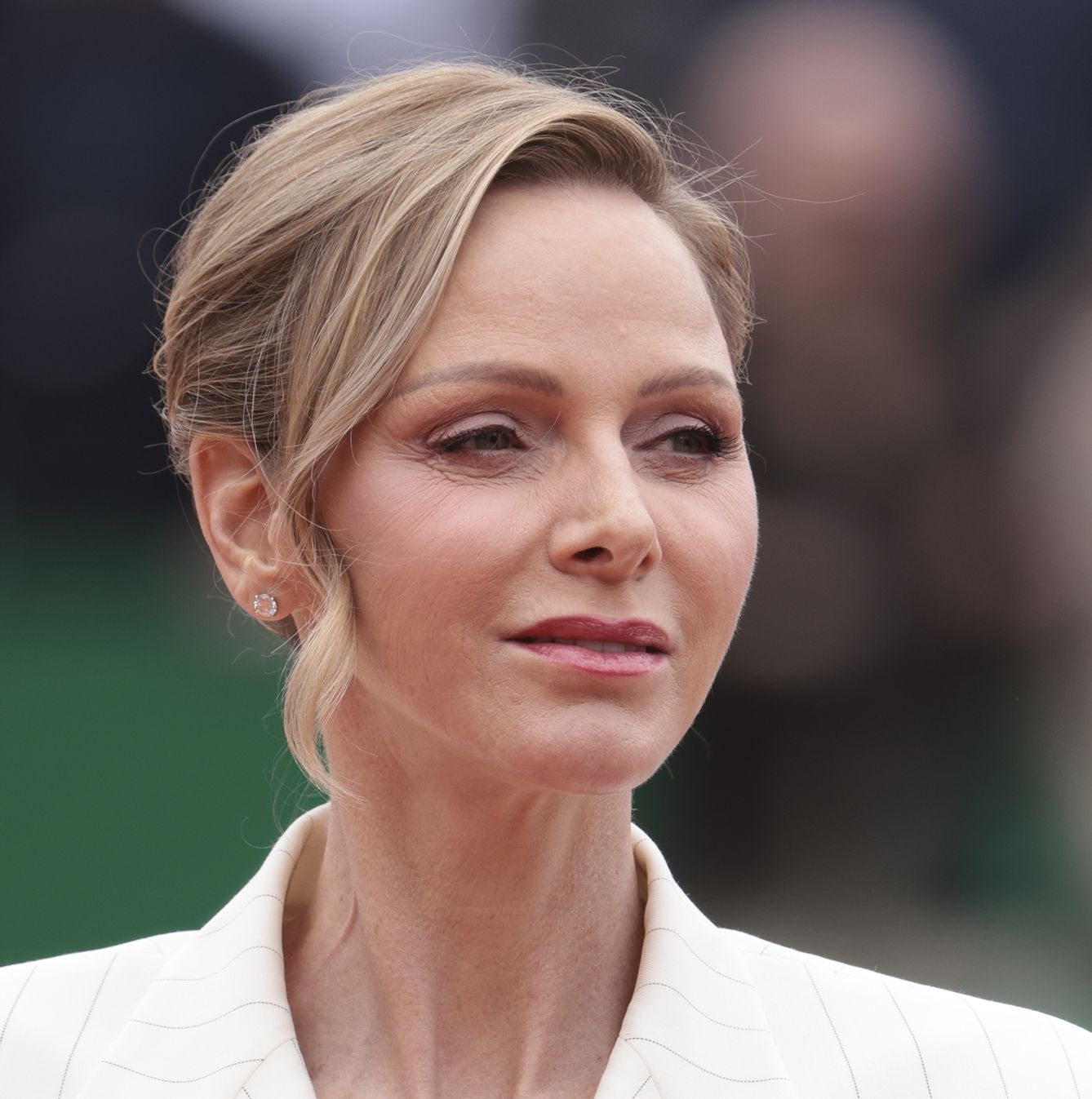 Πριγκίπισσα Charlene: Με το διαχρονικό χρώμα που κολακεύει κάθε επιδερμίδα και κάθε χρώμα μαλλιών στο Μονακό