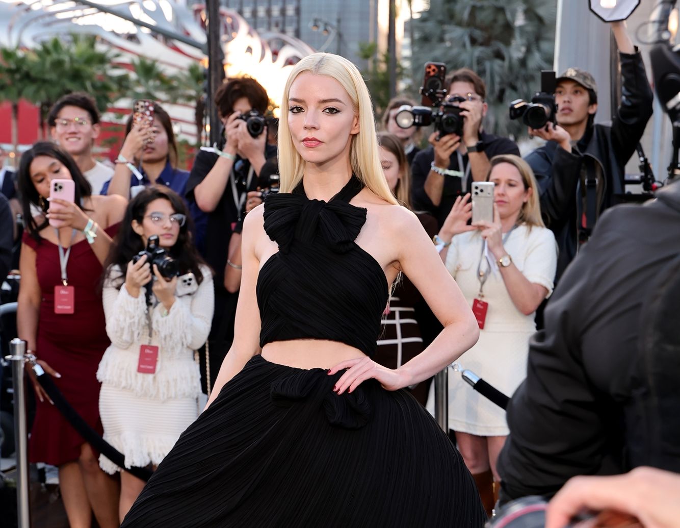 Δεν αντέχεις τις σαγιονάρες με το λουράκι; Η Anya Taylor-Joy μόλις φόρεσε την πιο κομψή εναλλακτική