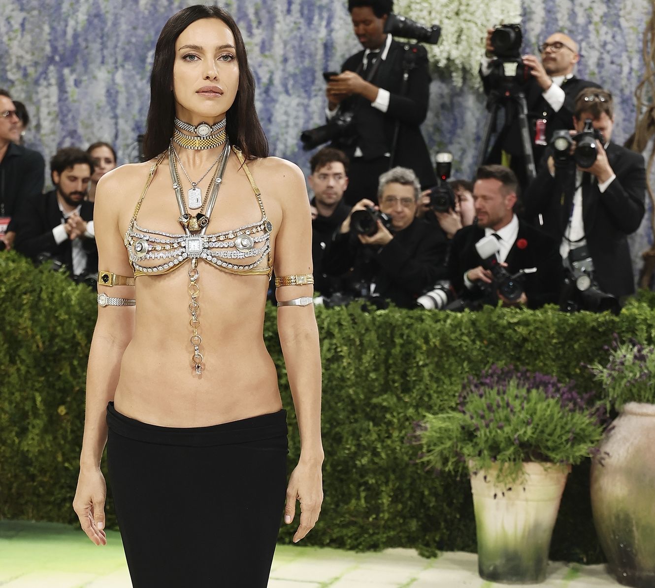 Γιατί επιστρέφουμε πάντα στα nude νύχια; Η Irina Shayk μόλις μας έδωσε την απάντηση