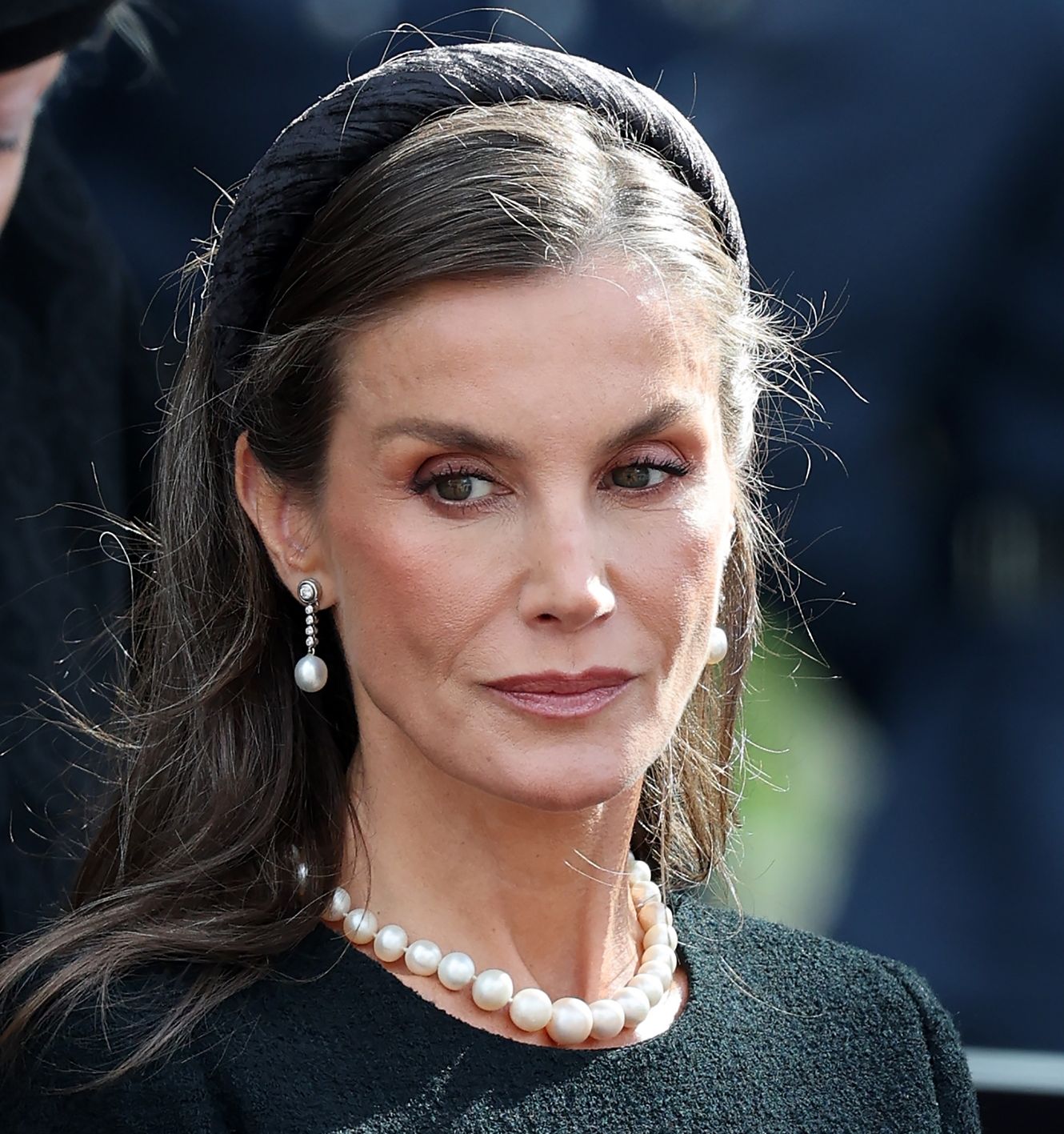 Η βασίλισσα Letizia σου δείχνει πως το shirt dress γίνεται η επιτομή της everyday κομψότητας στα πρώτα φθινοπωρινά πρωινά