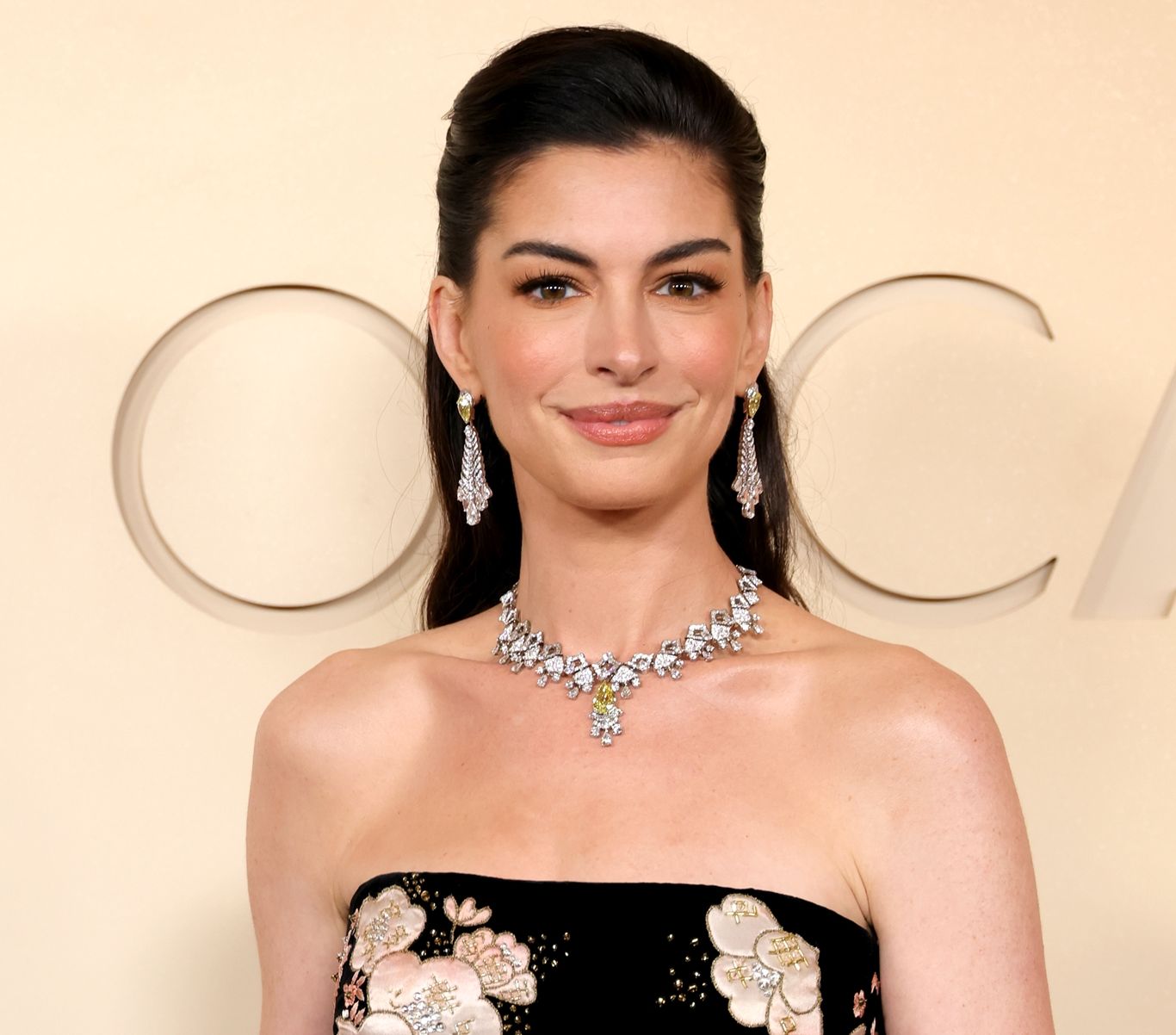 Η Anne Hathaway μάς δείχνει πώς να φορέσουμε το floral print μέσα από 6 εμφανίσεις της
