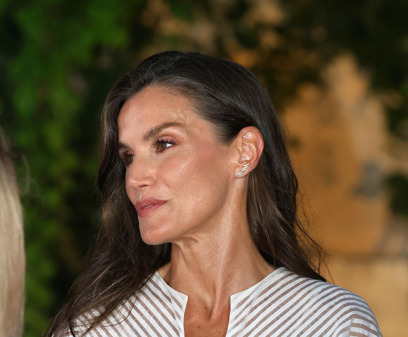 Ούτε μαύρο ούτε γκρι: Η βασίλισσα Letizia υιοθετεί το power suit της Kate Middleton στο χρώμα που φωτίζει αμέσως το πρόσωπο