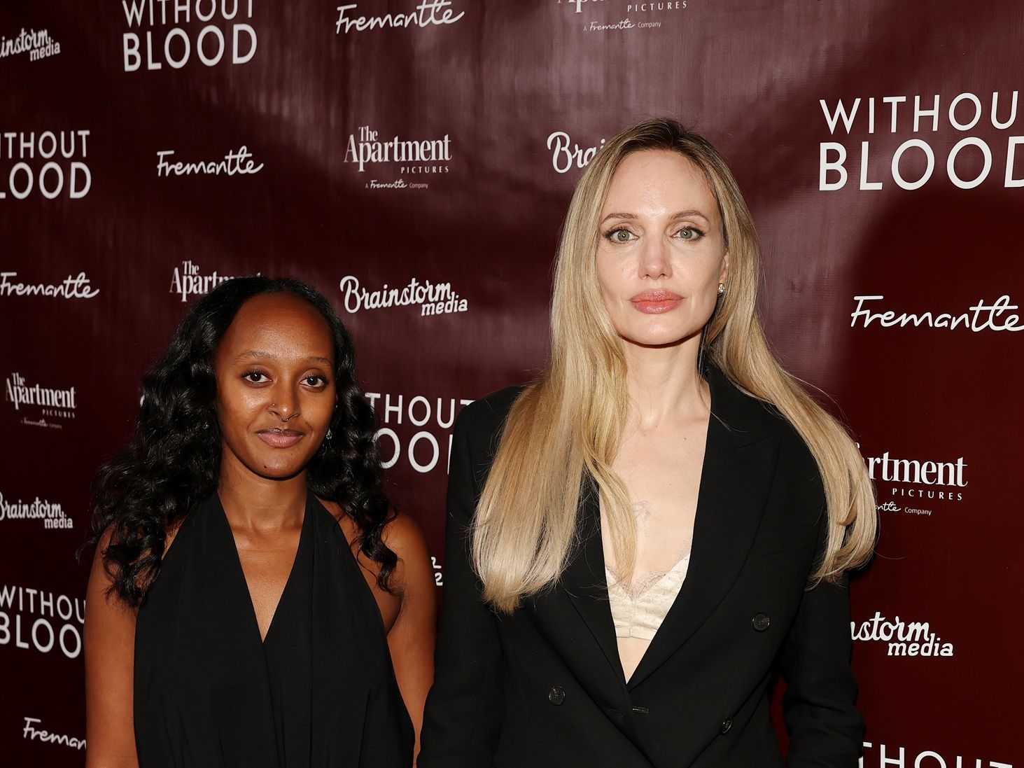 Το μαύρο δεν είναι ποτέ βαρετό: Η Angelina Jolie και η Zahara δείχνουν δύο τρόπους να το φορέσεις σε μια επίσημη έξοδο και να δείχνει κομψό