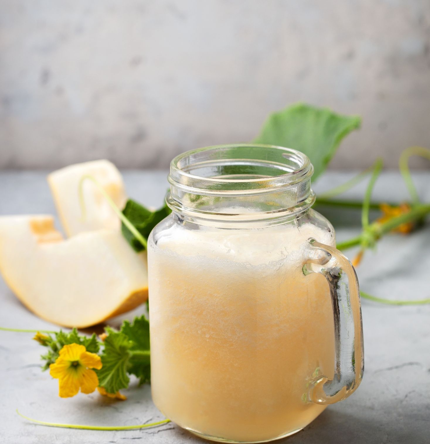 Θες πιο επίπεδη κοιλιά; Το καλοκαιρινό smoothie που όλοι δοκιμάζουν για καλύτερη πέψη, ενυδάτωση και λιγότερες λιγούρες μέσα στη μέρα