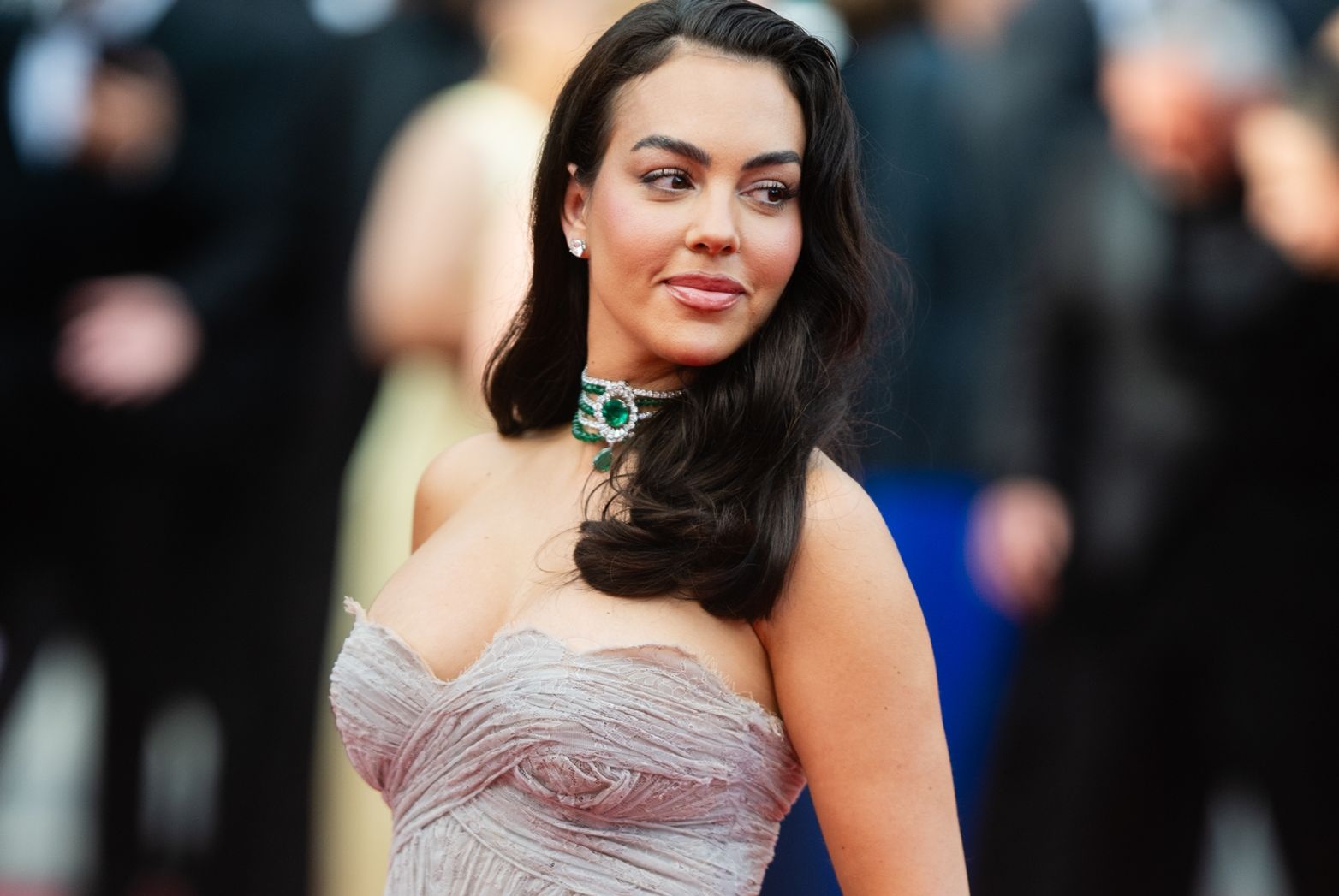 Το περλέ wedding μανικιούρ της Georgina Rodríguez είναι "όνειρο"