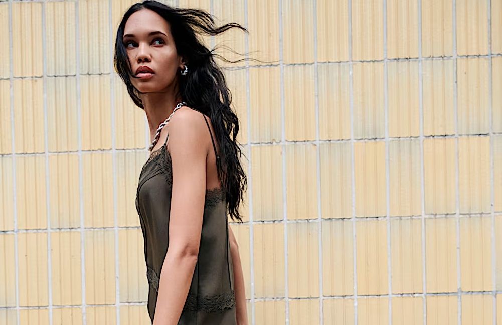 Το χακί slip dress των 60 ευρώ από τα M&S αποδεικνύει ότι το συγκεκριμένο στυλ θα είναι πάντα στη μόδα