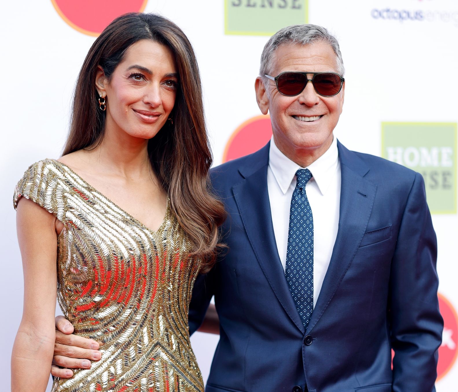 Τι ψιθύρισε η Amal Clooney στη βασίλισσα Καμίλα και την έκανε να χαμογελάσει στο Royal Albert Hall;