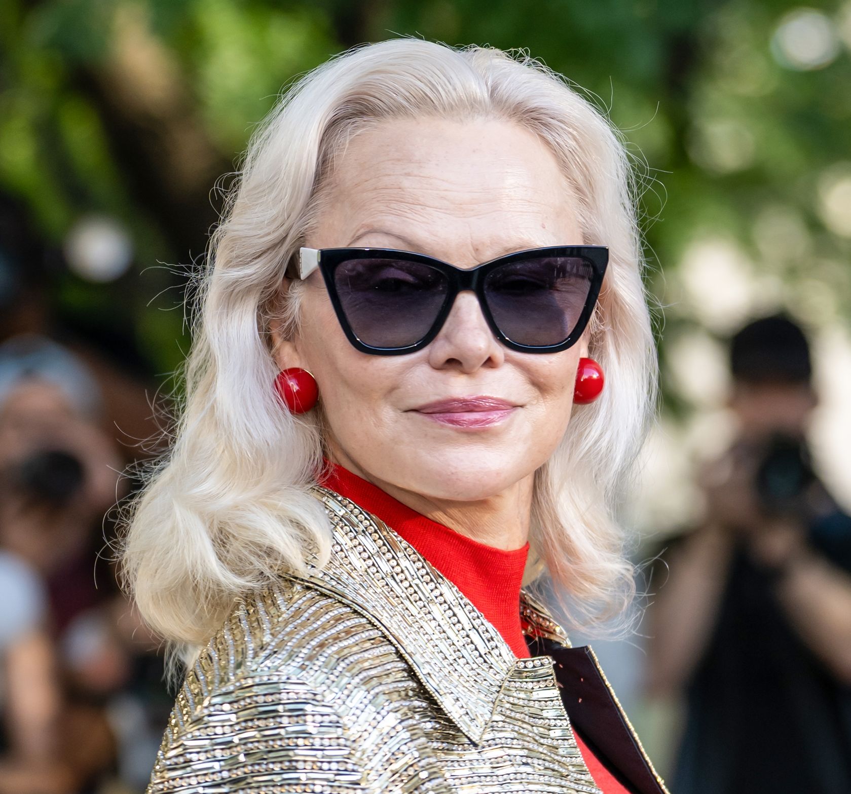 Ξέχνα τα μονόχρωμα σύνολα: Η Pamela Anderson φορά τη μίντι φούστα που κάνει αμέσως πιο ενδιαφέρον κάθε φθινοπωρινό look