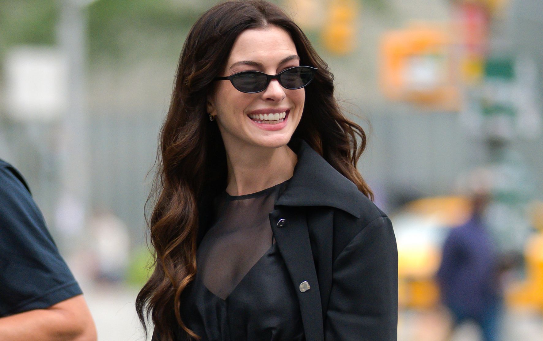Η Anne Hathaway φόρεσε αυτά τα οικονομικά aussie γυαλιά ηλίου στο "The Devil Wears Prada 2"