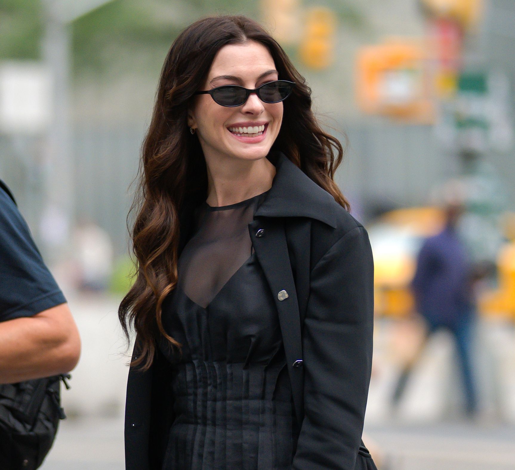 Anne Hathaway: Η λευκή μάξι φούστα με την οποία αποκάλυψε την τρίτη της εγκυμοσύνη είναι το κομμάτι πασπαρτού που δεν πρέπει να λείπει από καμία ντουλάπα