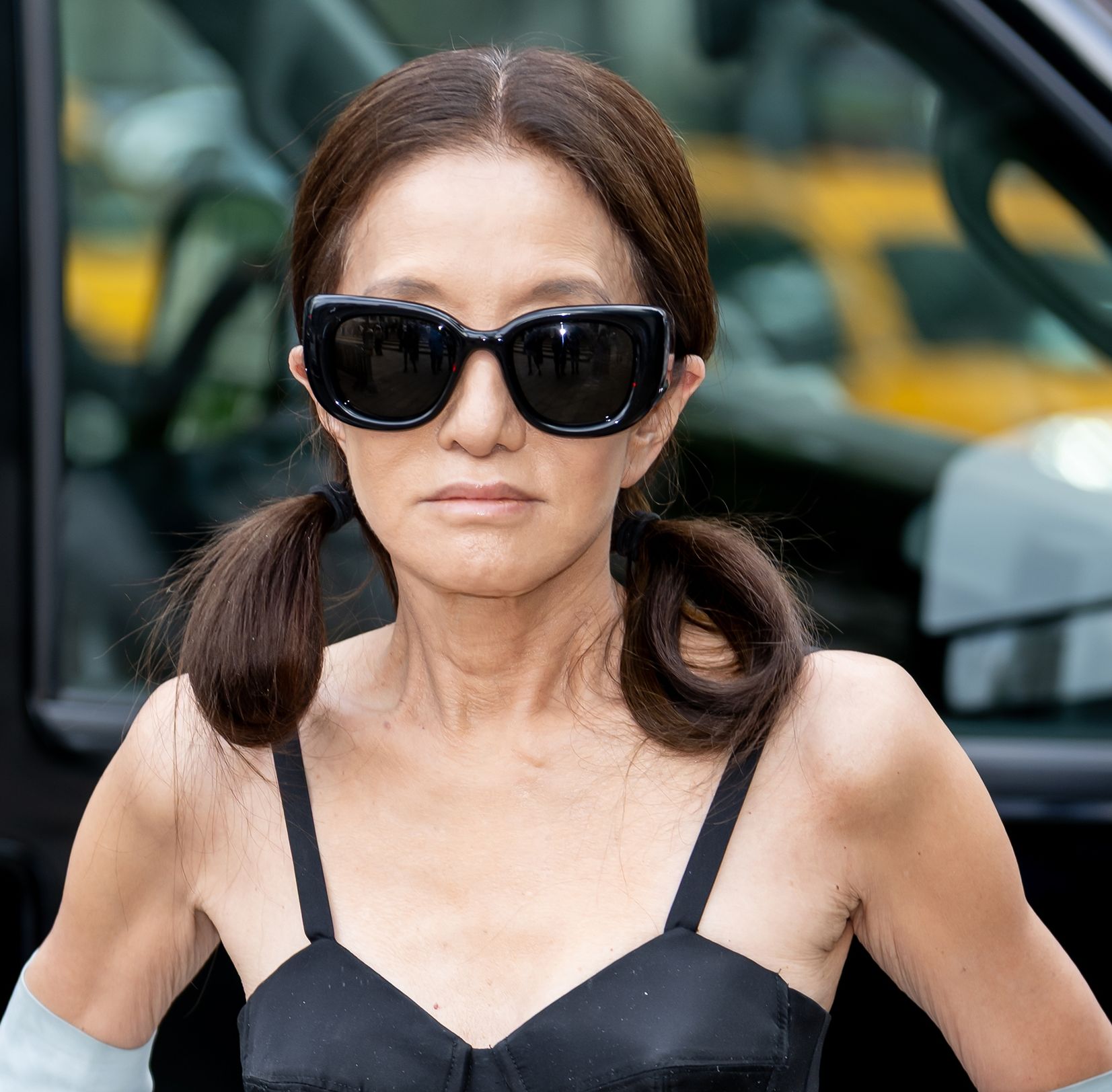 Η Vera Wang γιόρτασε τα 77 της με τη μεγαλύτερη αλλαγή στα μαλλιά της και μας έπεισε να κλείσουμε ραντεβού στο κομμωτήριο