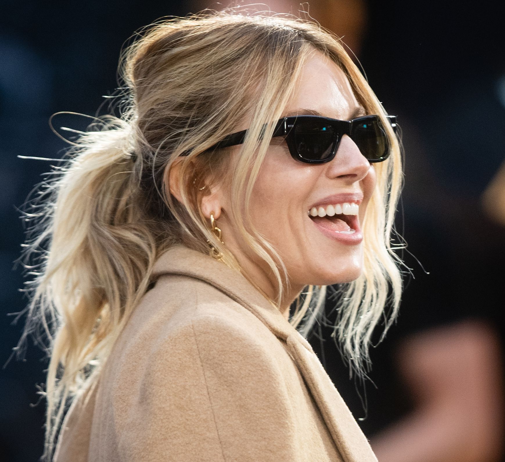 "Δεν ξέρω πια ποια είμαι": Η Sienna Miller μιλά για τη μητρότητα και το σώμα της μετά από σχεδόν 4 χρόνια εγκυμοσύνης και θηλασμού