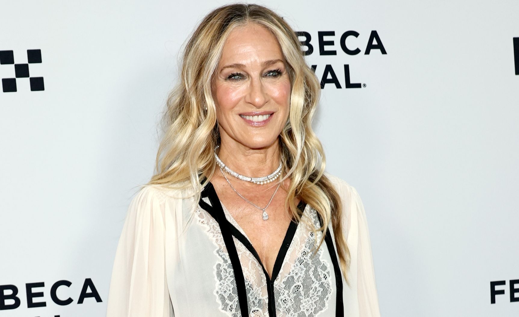 Το butter-and-caramel balayage της Sarah Jessica Parker θα το λάτρευε και η Carrie Bradshaw