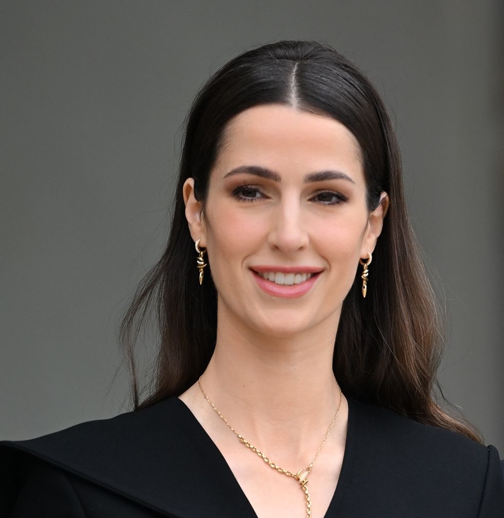 Ούτε skinny ούτε wide-leg: Η πριγκίπισσα Rajwa επιλέγει το τζιν που επιστρέφει από τα 2000s, κολακεύει τη σιλουέτα και μακραίνει οπτικά τα πόδια