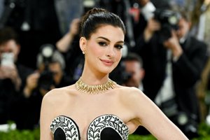 Η Anne Hathaway μοιράστηκε με την Emily Blunt το beauty μυστικό της για απόλυτα λαμπερή επιδερμίδα - εικόνα 2