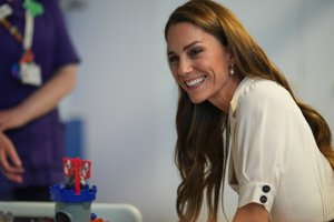 Kate Middleton: Τα σκουλαρίκια των 47 ευρώ με την τεράστια συναισθηματική αξία – Η τραγική ιστορία πίσω από το πιο συμβολικό κόσμημά της - εικόνα 2