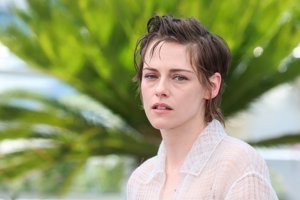 Ξέχνα το παρεό. Η Kristen Stewart μόλις φόρεσε το πιο κομψό cover up του καλοκαιριού διά χειρός Chanel - εικόνα 1