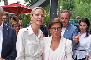 Όλες φόρεσαν μαύρα, αλλά η πριγκίπισσα Charlene του Μονακό έκλεψε την παράσταση – Το φόρεμα των 3.000 ευρώ με πούλιες, κρύσταλλα και κρόσσια που επισκίασε τους πάντες - εικόνα 2