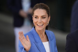 "Αυτός είναι ο ταπεινός μου τρόπος να σας ευχαριστήσω – Έλαβα απίστευτη φροντίδα εδώ": Η Kate Middleton επέστρεψε στο νοσοκομείο όπου έκανε θεραπεία για τον καρκίνο με μια εξομολόγηση που συγκινεί - εικόνα 2