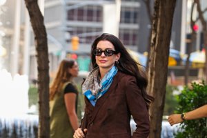 Η Anne Hathaway φόρεσε αυτά τα οικονομικά aussie γυαλιά ηλίου στο "The Devil Wears Prada 2" - εικόνα 1