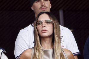 Victoria Beckham: Ούτε Birkin ούτε Kelly – Αυτή είναι η τσάντα που επέλεξε για τις διακοπές της - εικόνα 2