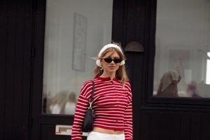 Το ρομαντικό πράσινο τοπ με δαντέλα από H&M που θα αναβαθμίσει τα τελευταία καλοκαιρινά "looks" του 2026 - εικόνα 2