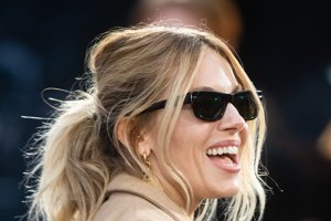 Η Sienna Miller φόρεσε από τα Mango το σύνολο που λύνει το "τι φοράω στο γραφείο" όλο το φθινόπωρο - εικόνα 1