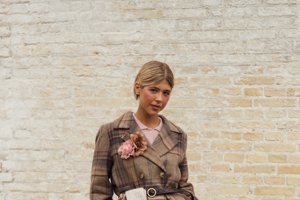 Structured σακάκι και cropped παντελόνι: η νέα chic φόρμουλα που βλέπουμε στην γκαρνταρόμπα των εργαζόμενων γυναικών - εικόνα 2
