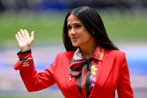 "Είμαι στην καλύτερη φάση μου σήμερα": Η Salma Hayek στα 60 ξεκινά από την αρχή και μετακομίζει μόνιμα στο Παρίσι - εικόνα 1