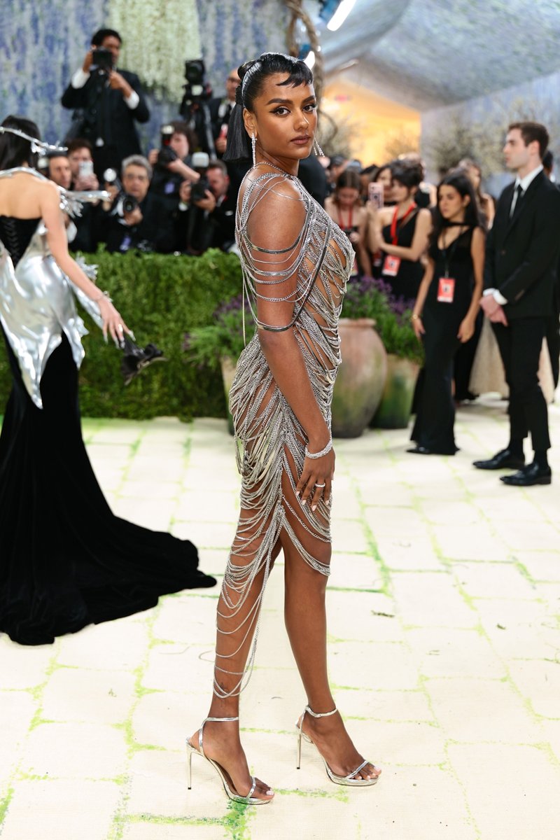 simone ashley met gala 2