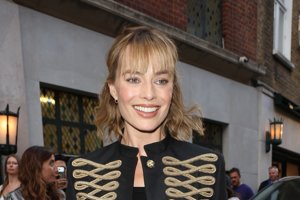 Margot Robbie: Τέλος τα παντελόνια γραφείου αυτό το καλοκαίρι. Αυτό το chic κομμάτι θα τα αντικαταστήσει - εικόνα 1