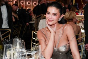 Kylie Jenner: Το λευκό denim και τα thong sandals που επαναφέρουν το πιο αμφιλεγόμενο trend - εικόνα 1
